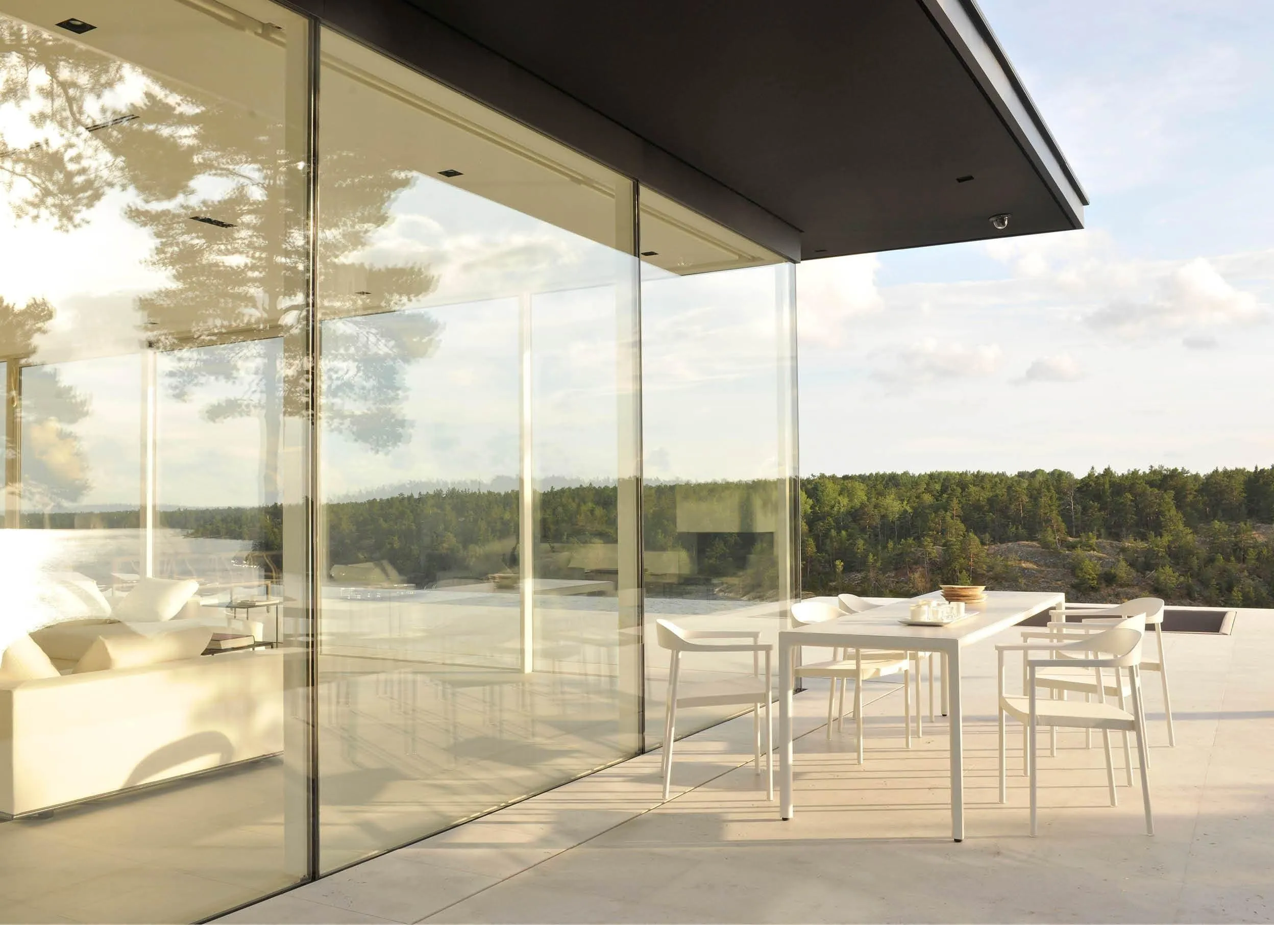 Illum Slim Tables